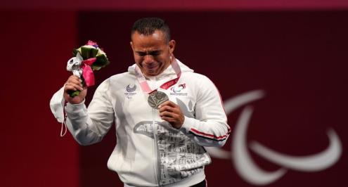 الميدالية الأولى.. شريف عثمان يحصد فضية رفع الأثقال في بارالمبياد طوكيو